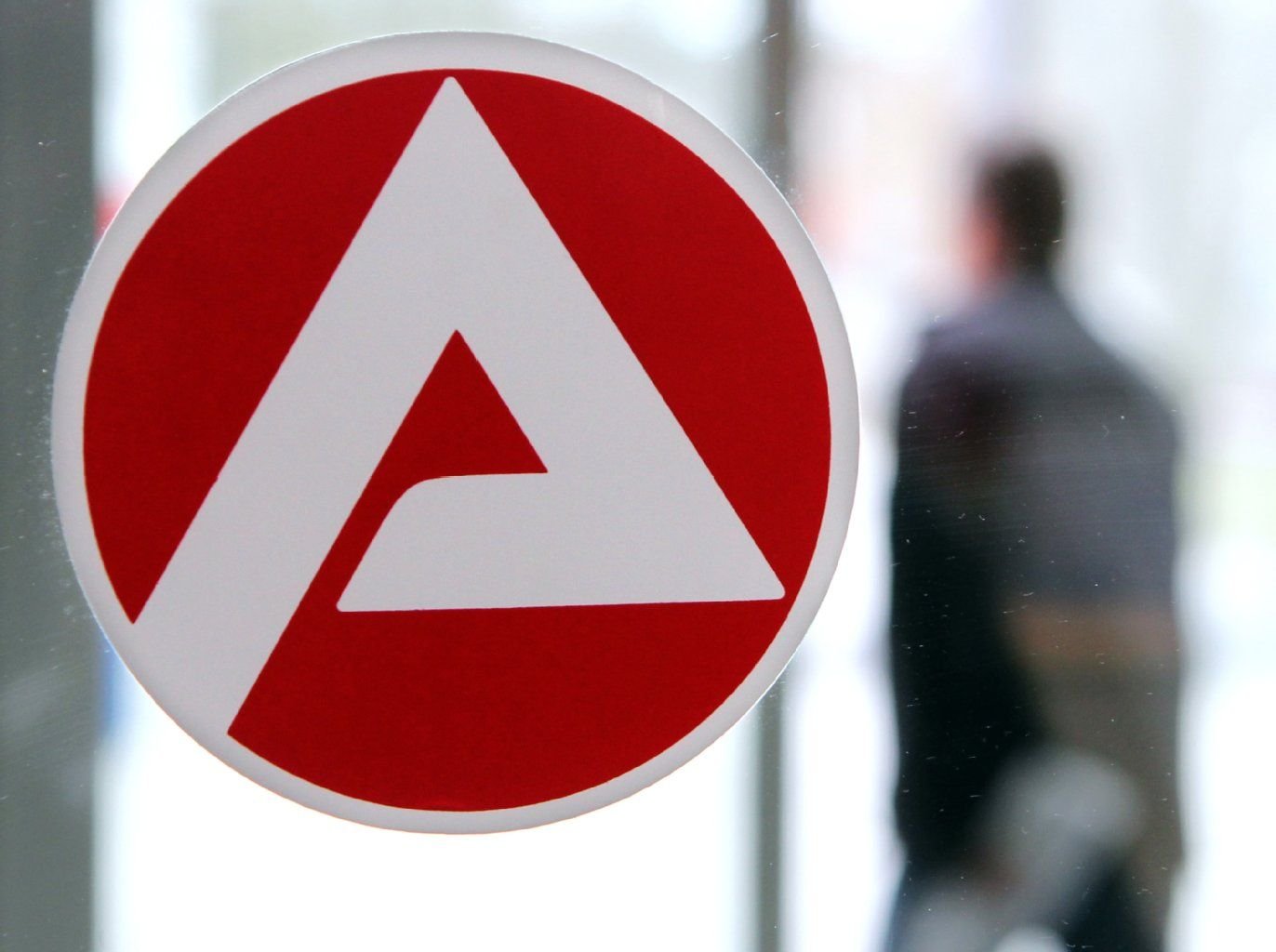 Eingangsbereich der Agentur für Arbeit: Die Zahl der Arbeitslosen ist gesteigen.