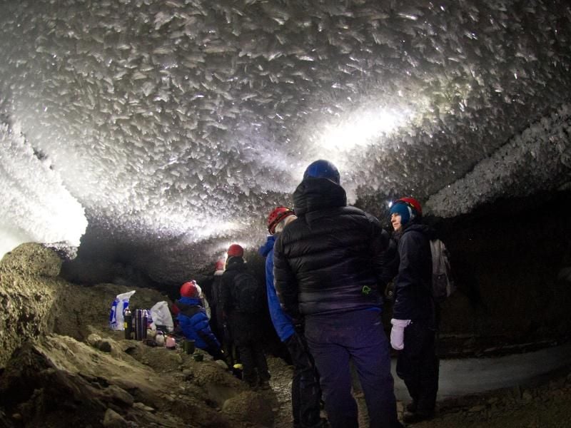 Unter dem Gletscher: Die Eishöhlen-Touren sind ein Highlight des Winterprogramms für Touristen auf Spitzbergen.