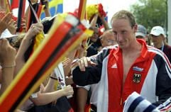 Der deutschen Schwimmer Thomas Lurz wird am Donnerstag (27.07.2006) in Balatonalmàdi bei der Schwimm-Europameisterschaft nahe Budapest nach seinem Sieg über die 5 Kilometer Langstrecke von deutschen Fans bejubelt. (Foto: dpa)