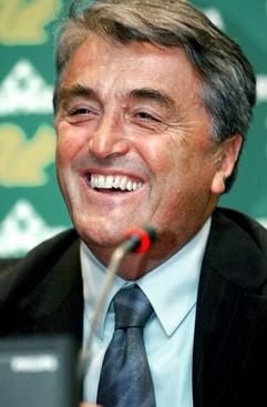 Radomir Antic, Trainer des FC Barcelona, dürfte das Lächeln vergangen sein. Der gesamte Vorstand trat zurück und hinterließ einen Berg Schulden (Foto: dpa).