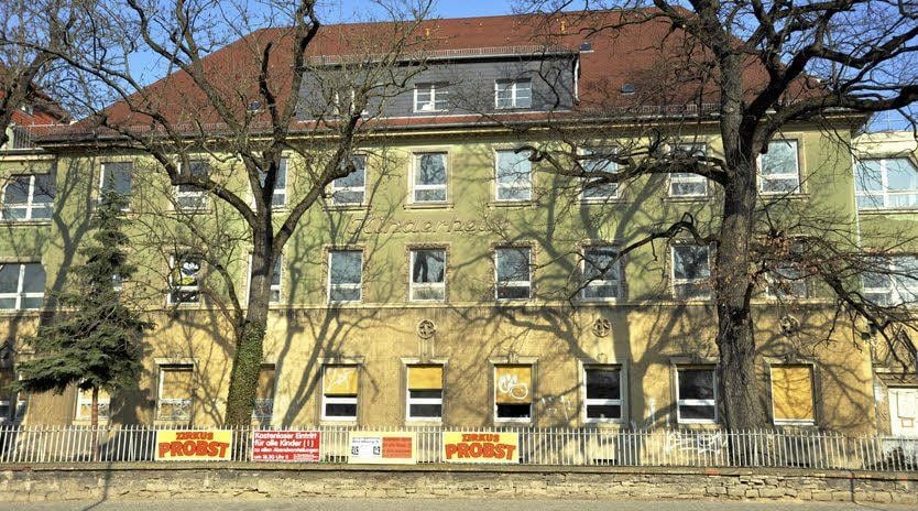 Was wird aus der ehemaligen Kinderpsychiatrie? Diese Frage dürften sich derzeit viele Passanten stellen.