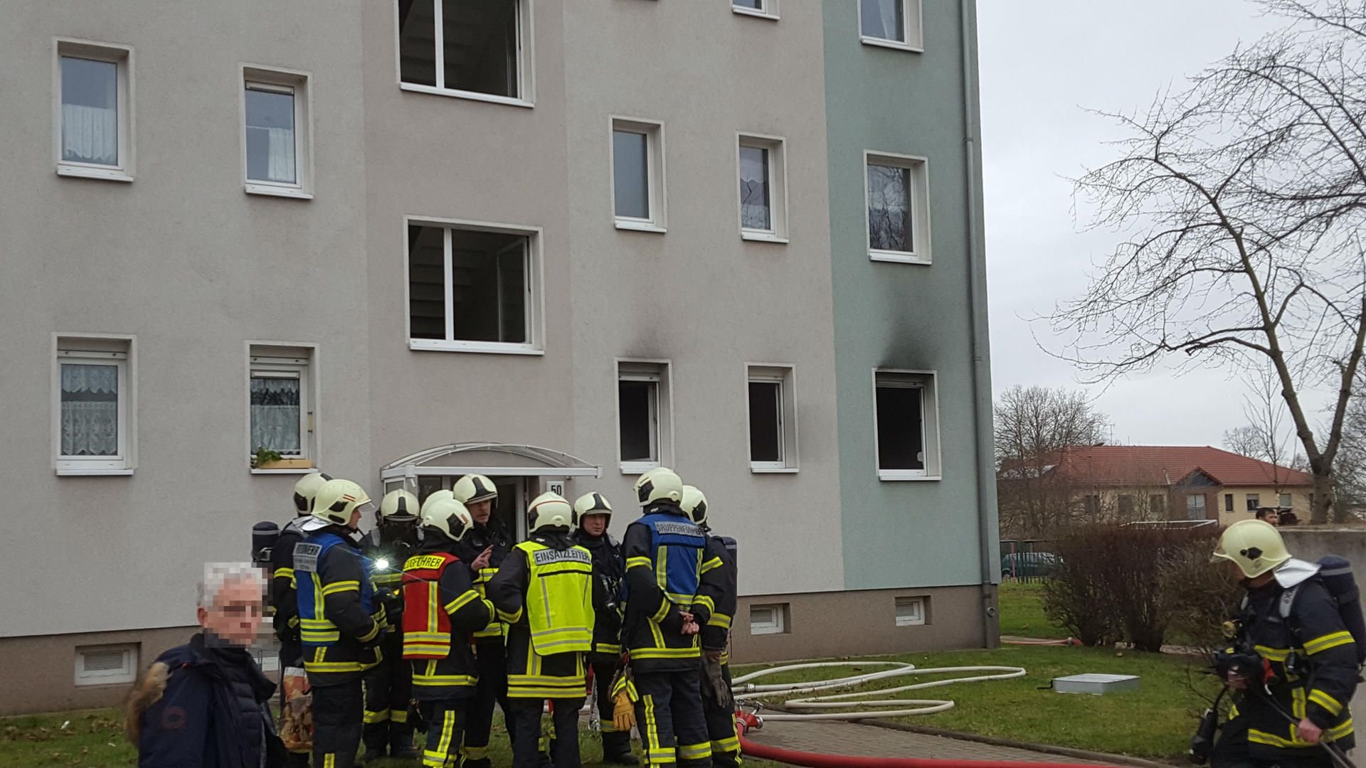 Nach einer Explosion in der Victor-Klemperer-Straße in Halle ist die Feuerwehr vor Ort.