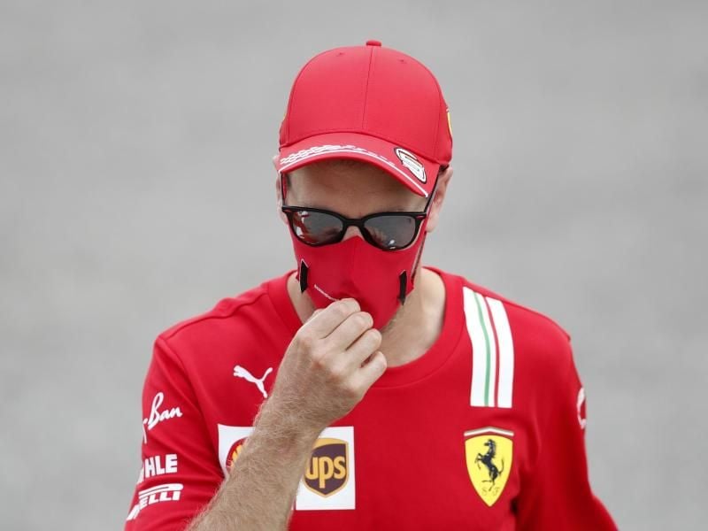 Entspannt mit Lesen abseits der Formel-1-Strecke: Ferrari-Pilot Sebastian Vettel. Foto: Alejandro Garcia/Pool EPA/dpa