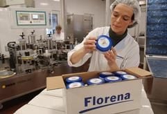 Die Endkontrolle für eine "Body Creme" führt die Mitarbeiterin Daniela Spreer in der "Florena Cosmetic GmbH" im sächsischen Walheim durch (Aufnahme vom 23.10.2003). Das Unternehmen gibt am Donnerstag (06.11.2003) eine Bilanzpressekonferenz zur Geschäftsentwicklung 2003 und einen Ausblick auf das Geschäftsjahr 2004. Gleichzeitig wird die Richtkrone für eine neue Fertigungs- und Lagerhalle gehoben, in der voraussichtlich ab Frühjahr 2004 die europaweite Sachet-Produktion (Sachet: Probepäckchen) vom Mutterkonzern Beiersdorf (Hamburg) übernommen wird. In dem sächsischen Unternehmen arbeiten derzeit 350 Mitarbeiter. (Foto: dpa)