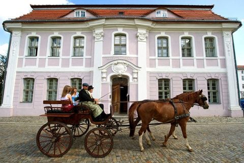 Eine Kutsche fährt zur Eröffnung der «Kleist-WG» in Frankfurt (Oder) am Kleist-Museum vorbei. (FOTO: ZB-FUNKREGIO OST)