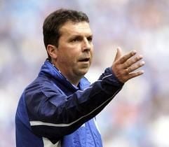 Der Rostocker Trainer Juri Schlünz steht gestikulierend am Spielfeldrand. (Foto: dpa)
