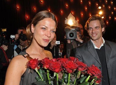 Die Schauspielerin und Hauptdarstellerin Jessica Schwarz kommt in Berlin zur Premiere des ARD-Films "Romy" ins Kino Delphi. (FOTO: DPA)