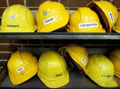 Arbeitsschutzhelme mehrer Mitarbeiter des Continental Teves-Werks liegen im Werk in Gifhorn auf einer Ablage. (FOTO: DPA)