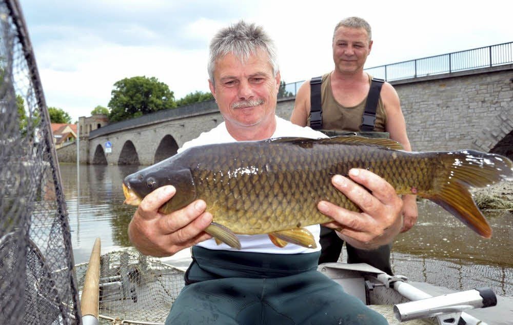 Erfolg an der Flutbrücke: Uwe Christmann (vorn) und Mario Schulze haben einen kapitalen Fang gemacht.