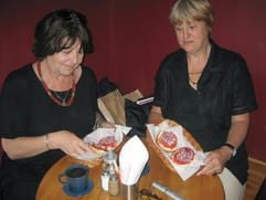 Zwei Touristinnen aus den Niederlanden essen im Bistro «Bagelmama» in Krakau ihre Bagels. (Foto: dpa)