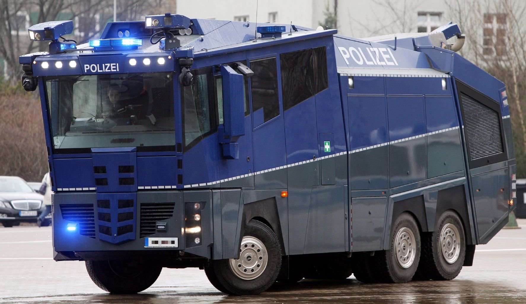Der neue Wasserwerfer des Typs WaWe 10.000 bei einer Demonstration und der offiziellen Übergabe an die Polizei in Hamburg.