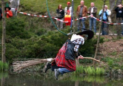 Eine Hexe «fliegt» an einem Seil hängend im April 2008 durch den Kurpark von Braunlage im Oberharz. (FOTO: DPA)