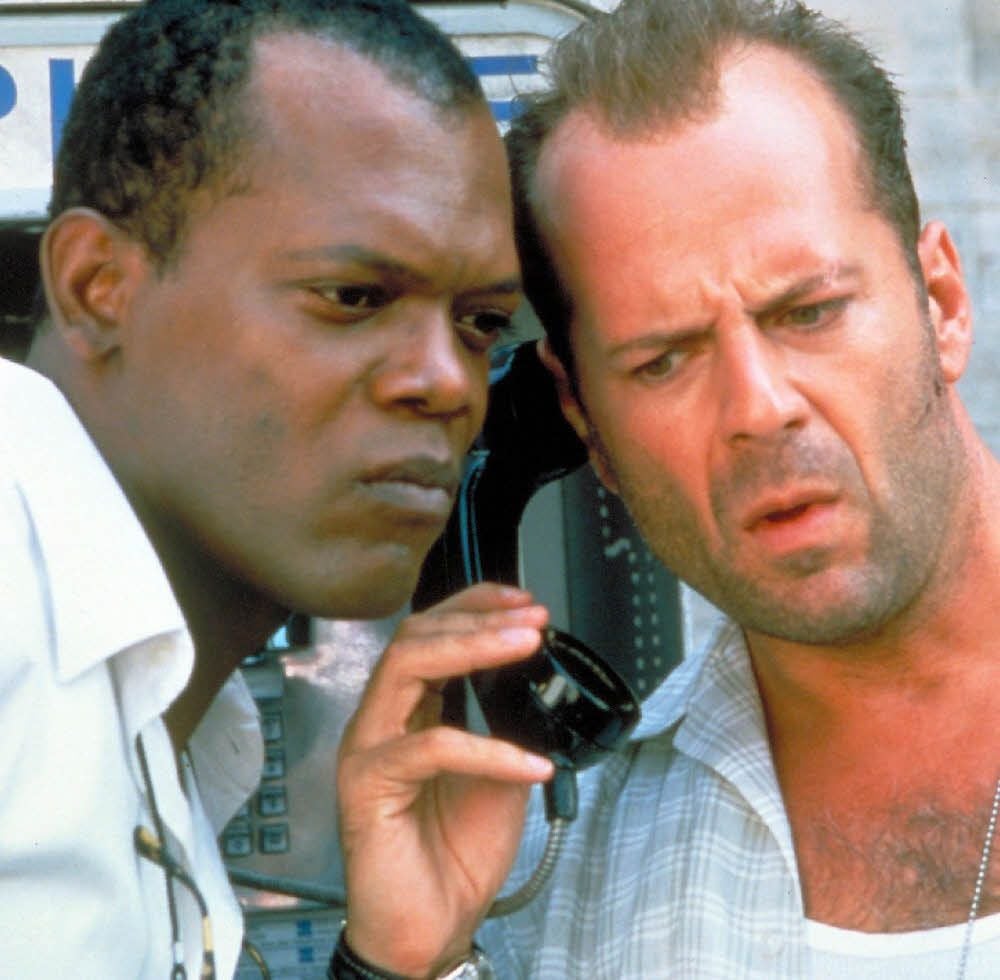 Auch in den „Stirb Langsam“-Streifen hin Bruce Willis (re.) immer wieder am Telefonhörer.