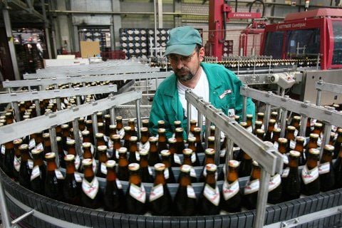 Anlagenfahrer Ekkehard Schlüter kontrolliert in der Hasseröder Bierbrauerei in Wernigerode Flaschen an einer Abfüllanlage. (ARCHIVFOTO: DPA)