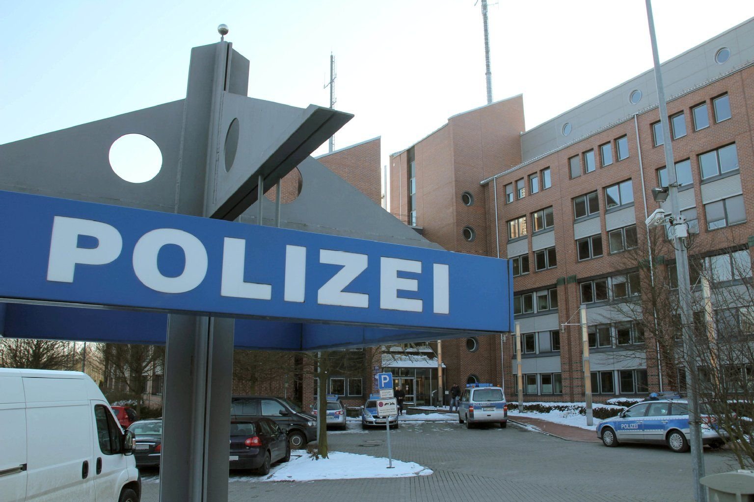 Das Gebäude der Polizei Göttingen in der Groner Landstraße 51. Bei einem Schusswechsel in dem Gebäude der Polizeidirektion sind am Freitagnachmittag zwei Beamte verletzt worden.