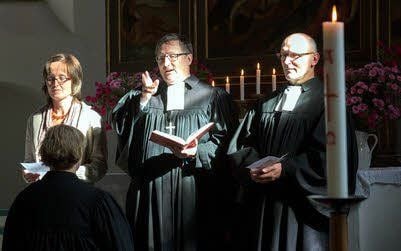 Superintendent Christian Beuchel (M.) gab Pfarrerin Viola Hendgen vor Abschluss der Amtseinführung den Segen, neben ihm Pfarrer Hans-Jörg Heinze (r.) und dessen Frau, Gemeindepädagogin Almuth Heinze.
