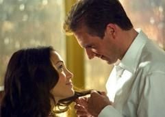 Das undatierte Szenenfoto zeigt den Politiker Christopher Marshall (Ralph Fiennes) und das Zimmermädchen Marisa Ventura (Jennifer Lopez), die sich im neuen Kinofilm "Manhattan Love Story" näherkommen. Christopher hält Marisa für eine Society-Lady, da er sie in einer Hotelsuite kennenlernte, wo sie verbotenerweise die Edel-Garderobe eines Gastes ausprobierte. Er verliebt sich in sie, doch Marisa ist die Verwechslung peinlich. Sie versucht, aus seinem Leben zu verschwinden. Doch Christopher sucht seine Traumfrau überall. (Foto: dpa)