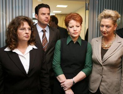 Die SPD-Landtagsabgeordneten (v.l.) Silke Tesch, Jürgen Walter, Carmen Everts und Dagmar Metzger stellen sich am 3. November 2008 zu Beginn einer Pressekonferenz in Wiesbaden den Fotografen und Kameraleuten. (FOTO: DPA)