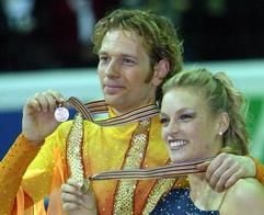 Kati Winkler und Rene Lohse zeigen bei der Eiskunstlauf-WM ihre Bronzemedaillen. (Foto: dpa-Archiv)