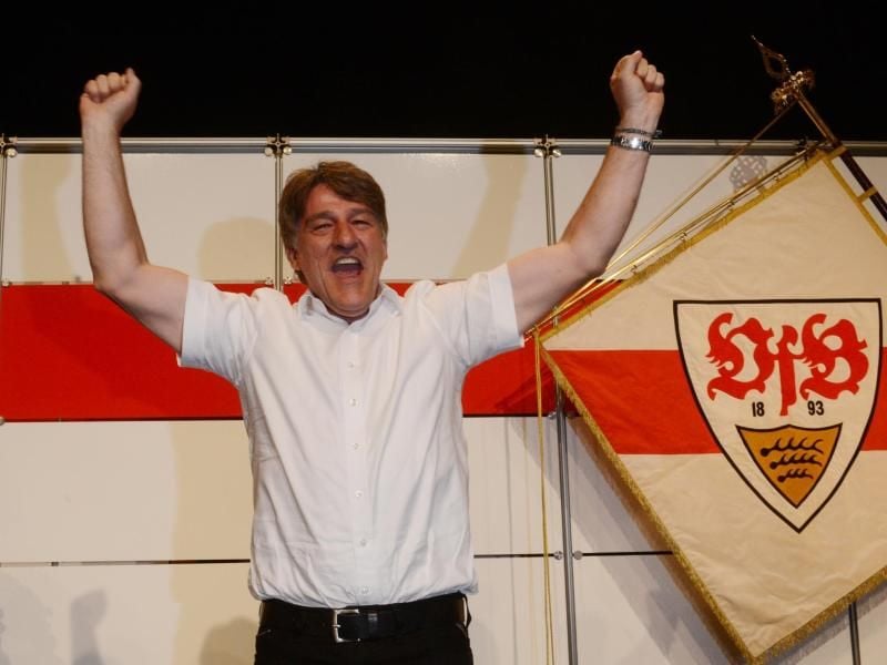 Der neue VfB-Präsident Bernd Wahler jubelt nach seiner Wahl.