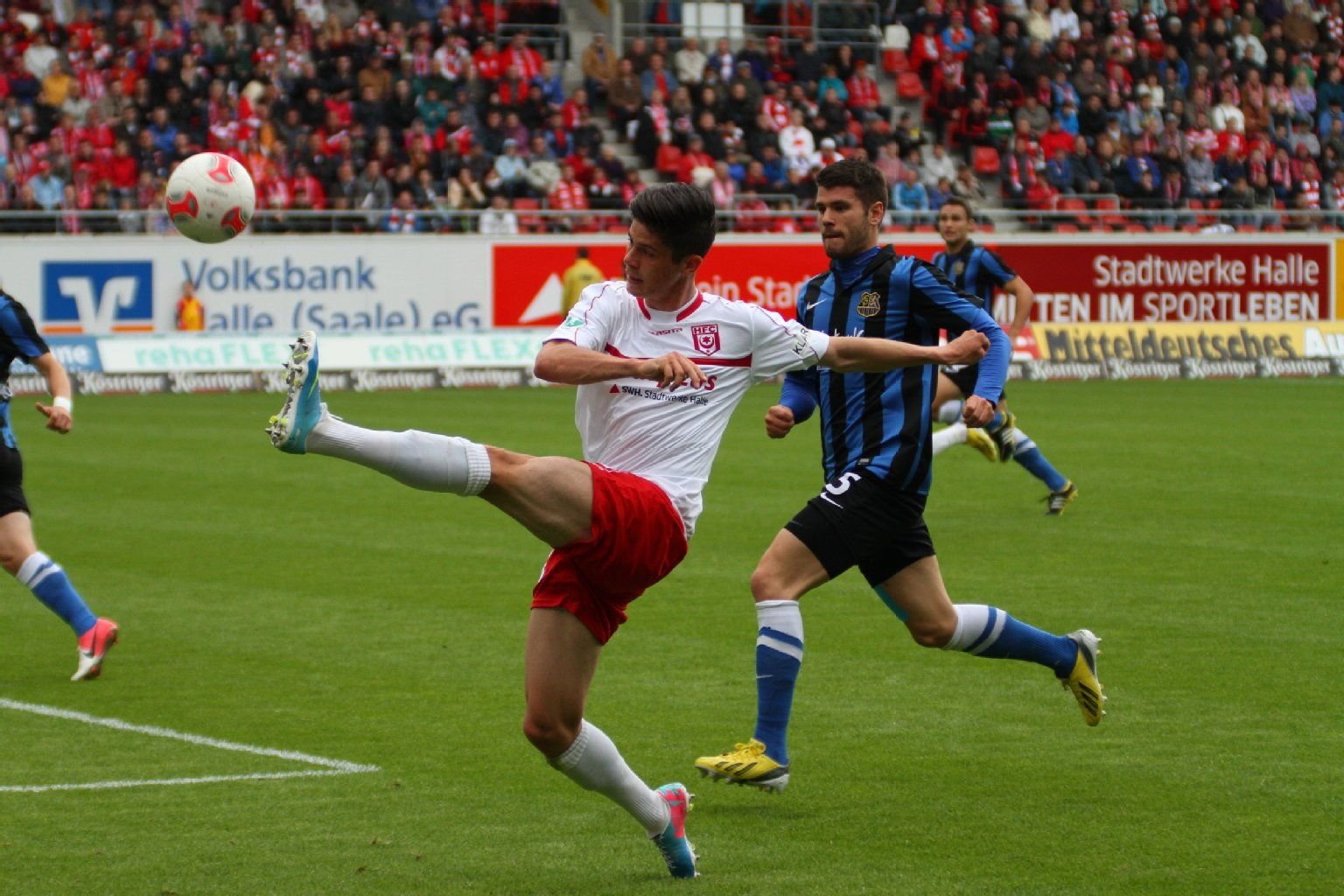 Dennis Mast flankt den Ball in die Mitte.