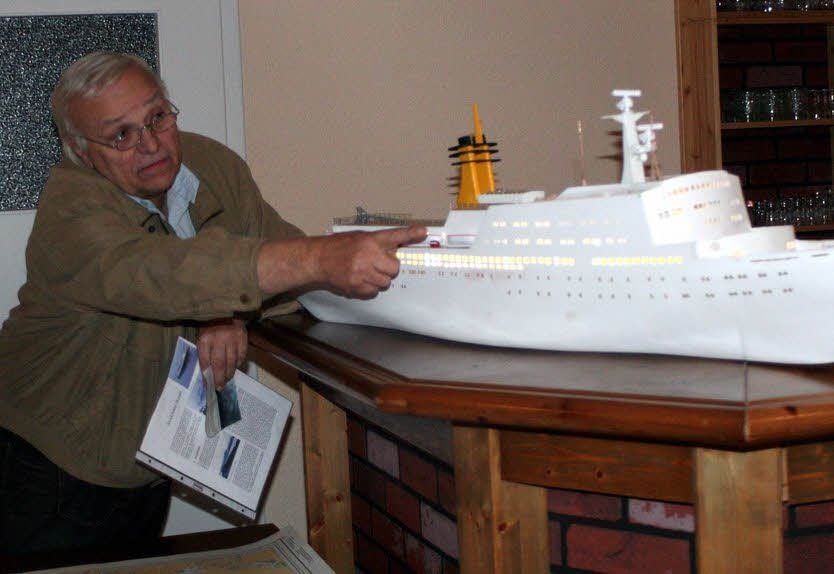 Der auffällige Schornstein war ein Wahrzeichen der „Fritz Heckert“. Joachim Gernuks zeigt am Modell, wo sich seine Kabine als Brandschutzoffizier auf dem einstigen DDR-Urlauber-Schiff befunden hat.