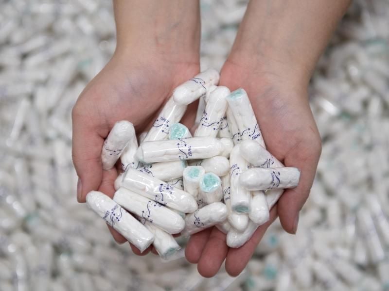 Nach dem Preisrutsch bei Tampons zum Jahreswechsel in Folge der Mehrwertsteuersenkung gibt es Verwirrung um geplante Preiserhöhungen der Hersteller. Foto: Sebastian Kahnert/zb/dpa