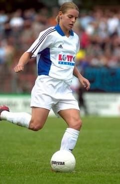 Nia Künzer Mitte Juni 2003 im Babelsberger Karl-Liebknecht-Stadion am Ball. (Foto: dpa)