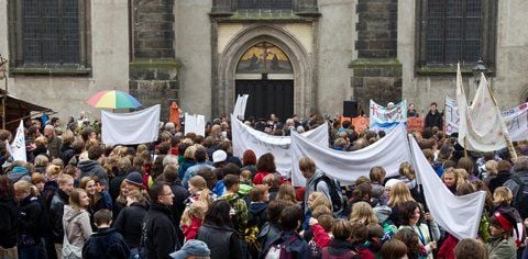 Zahlreiche Menschen feiern in Wittenberg vor der Thesentür der Schlosskirche das Reformationsfest. Die Stadt gilt seit dem Thesenanschlag am 31. Oktober 1517 als geistiges und kulturelles Zentrum von internationaler Bedeutung. (FOTO: DPA)