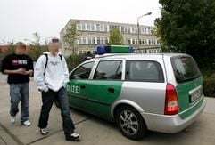 Ein Polizeifahrzeug steht vor der Sekundarschule in Parey (Kreis Jerichower Land). Am Vortag sollen Jugendliche hier einen 16-jährigen Mitschüler gezwungen haben, auf dem Schulhof ein Schild mit antisemitischen Äußerungen zu tragen. (Foto: dpa)