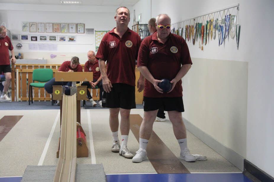 Der blinde Frank Meixelsberger beim Kegeln. Ralf-Peter Lokat (l.) fungiert als Betreuer und gibt dem Sportler Hinweise.