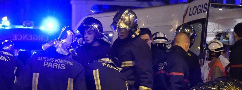 Feuerwehrleute evakuieren Verletzte aus der Konzerthalle Bataclan.