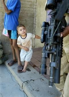 Irakisches Kind beobachtet US-Soldaten. (Foto: dpa)