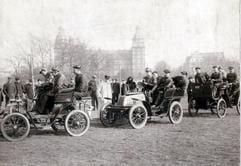 Das undatierte, rund 100 Jahre alte Foto zeigt Fahrschüler und Fahrlehrer der "Ersten deutschen Autolenkerschule" vor dem Schloss Johannisburg in Aschaffenburg. 1904 gründete der Architekt Rudolf Kempf in Aschaffenburg die erste Fahrschule Deutschlands. (Foto: dpa)
