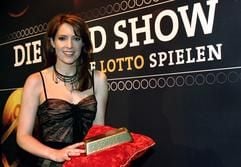 «Die Gold Show - 50 Jahre Lotto spielen» wurde von Monica Lierhaus moderiert. (Foto: WDR/Sachs)