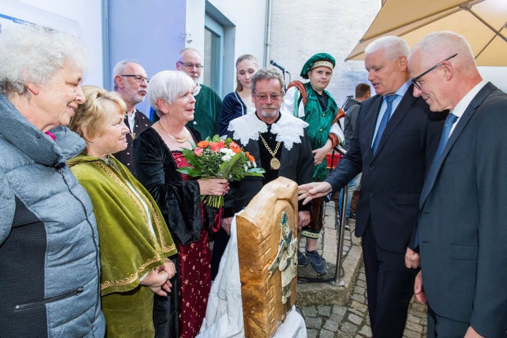 Rückblick auf die Ehrung im vergangenen Jahr: Doris Brünner (4.v.l.) und der Laienschauspielverein Nebra nehmen von Olaf Döring (r.) und Albrecht Günther den Tageblatt/MZ-Wenzelspreis entgegen.