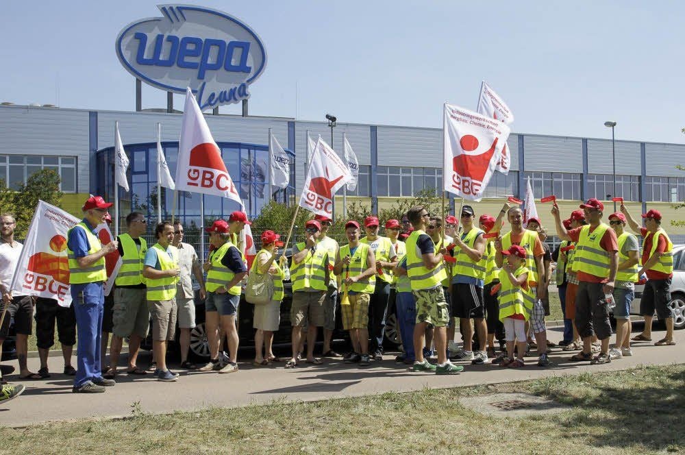 Die Mitarbeiter der Papierfabrik in Leuna protestierten mit Trillerpfeifen.