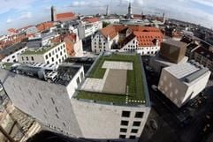 Die Hauptsynagoge der Israelitischen Kultusgemeinde (r) und das Jüdische Museum vor der Kulisse der Münchner Innenstadt. (Foto: dpa)