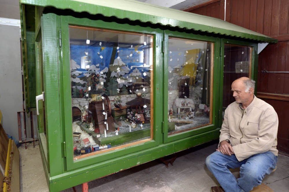 Dieter Jünger hat die Vitrine für den Weihnachtsmarkt gebaut.
