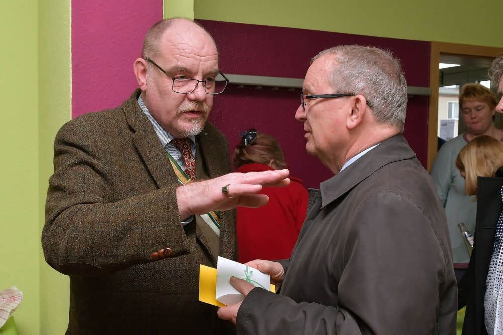 Stadtratspräsident Lothar Ehm gratuliert Hendrik Weber (li).
