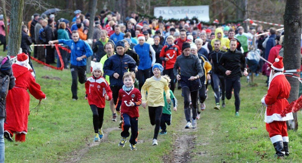 250 bis 300 Läufer waren am Mittwoch zum 43. Weihnachtslauf auf die Altenburg gekommen.
