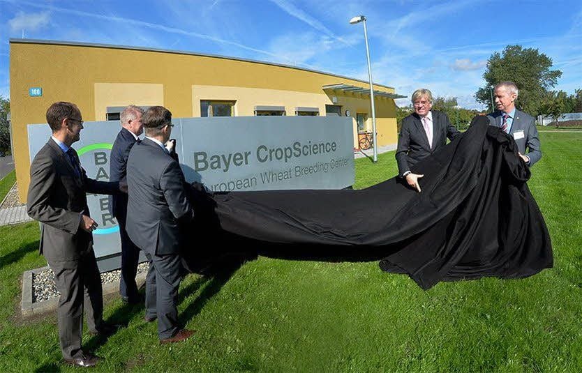 Enthüllung des neuen Firmenschildes im Beisein von Minister Hartmut Möllring (2.v.r.) und Frank Terhorst (l.) von Bayer CropScience.