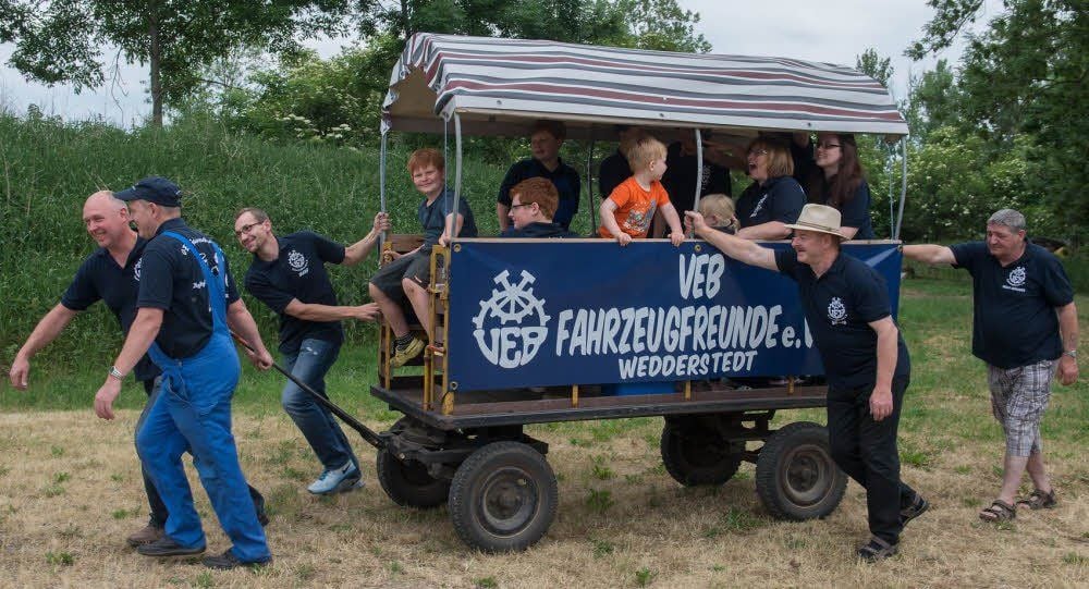 Spass muss sein! Wenn grad mal kein Oldtimer anspringen will, müssen die männlichen Vereinsmitglieder eben den Umzugswagen eine Runde um den Block ziehen.
