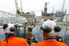 Arbeiter stehen auf einer Erdgas- und Erdölförderplattform in der Nordsee vor der norwegischen Küste (Foto: dpa)