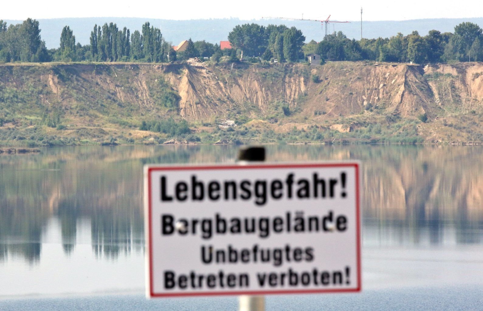 Am 18. Juli 2009 riss ein Erdrutsch in dem ehemaligen Braunkohle-Tagebau drei Menschen aus der Siedlung in den Tod, als ein 350 Meter breiter Landstreifen abbrach.