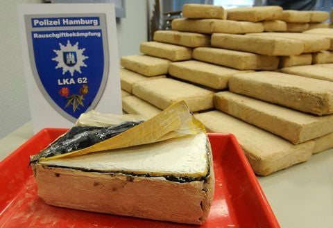 Beschlagnahmtes Kokain aus Paraquay liegt bei Polizei in Hamburg auf einem Tisch. Es war aufwendig in Sandsteine verpackt. (FOTO: DPA)