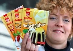 Annegret Mildner präsentiert am Dienstag (10.01.2006) in der Komet Gerolf Pöhle &Co. GmbH in Großpostwitz nahe dem sächsischen Bautzen die ersten drei Produkte der wiederauferstandenen Marke Rotplombe. (Foto: dpa)