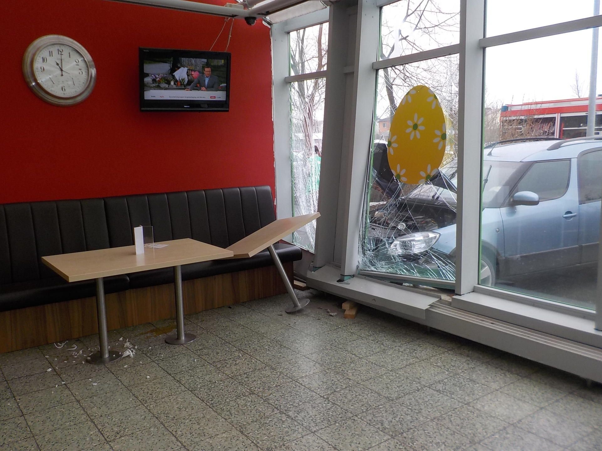 Auto fährt in ein Supermarkt-Bistro