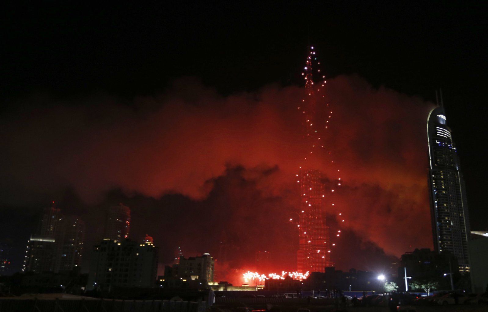 In Dubai ist am Abend ein Feuer in einem Luxushotel ausgebrochen. Trotzdem fand das Feuerwerk wie geplant statt.