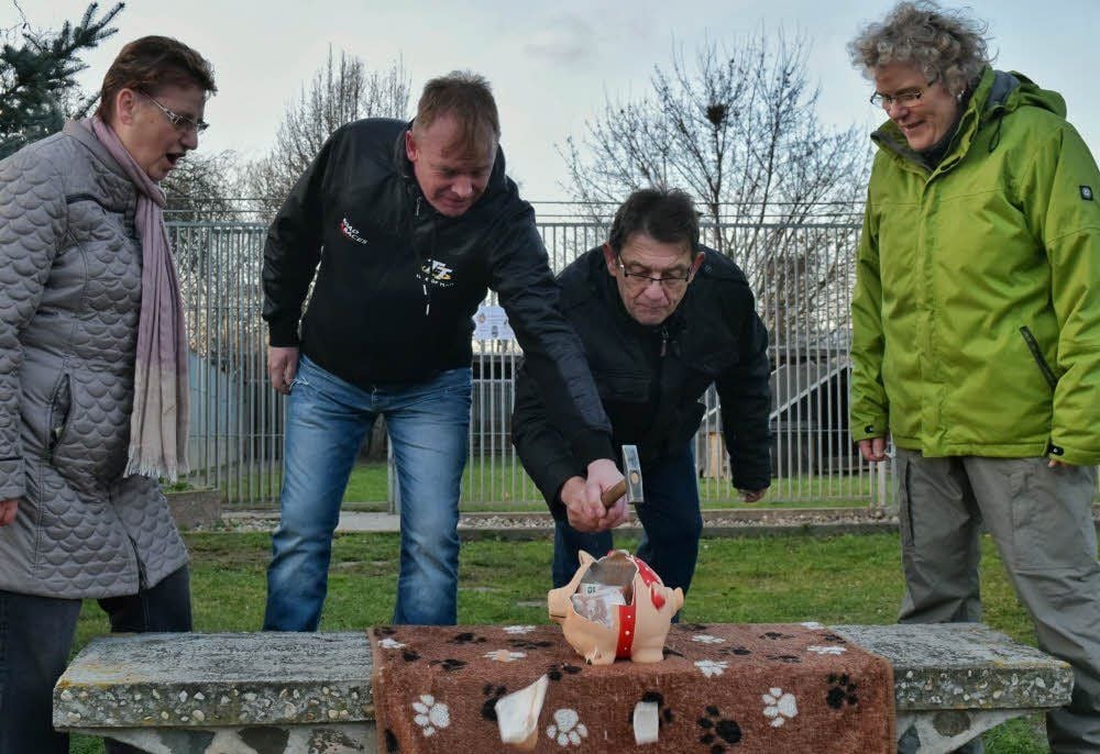 „Schlachtung“ mit Monika Kuberski vom Tierschutzverein, Dirk Rademann, Achim Fischer und Tierheim-Chefin Ramona Rupkalwies (v.l.)
